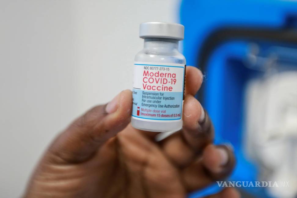 $!Un personal médico de Kenia se prepara para administrar la primera dosis de la vacuna Moderna contra Covid-19 a los kenianos durante una campaña de vacunación en el hospital Uhai Neema en Nairobi, Kenia. EFE/EPA/Daniel Irungu