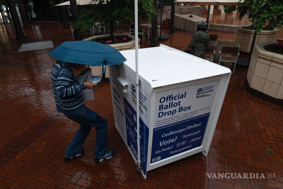 $!Una persona deja su boleta en un buzón electoral en Pioneer Square durante la votación primaria, el martes 21 de mayo de 2024, en Portland, Oregon.