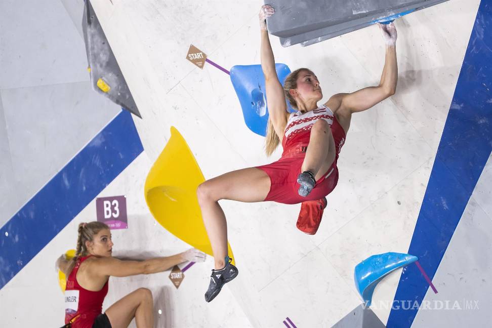 $!Petra Klingler de Suiza, (i) y Jessica Pilz de Austria compiten durante la calificación de escalada combinada de búlder femenino en Tokio 2020. EFE