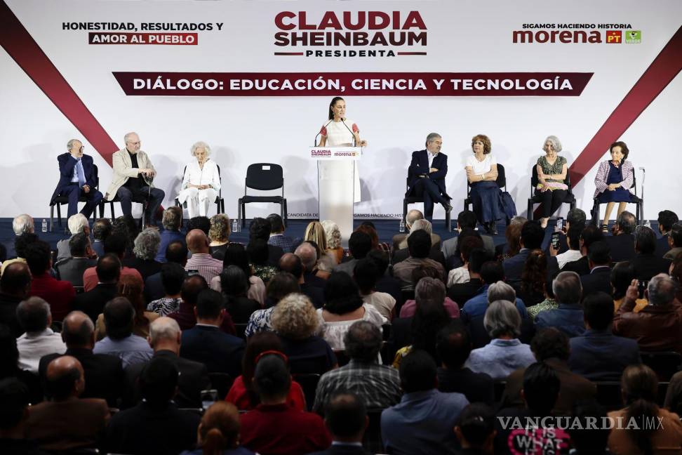 $!La candidata de Morena a la presidencia de México, Claudia Sheinbaum (c), participa durante el Diálogo: Educación, Ciencia y Tecnología en CDMX.