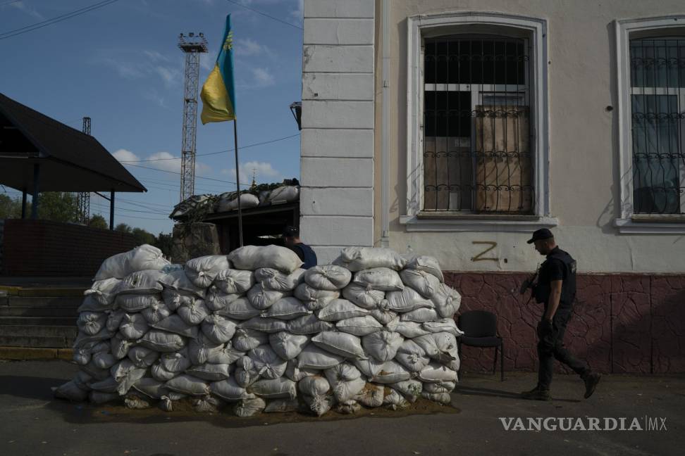 $!Un miembro del Servicio de Estado de Emergencia de Ucrania entra a un sótano de una estación de Kozacha Lopan, Ucrania.
