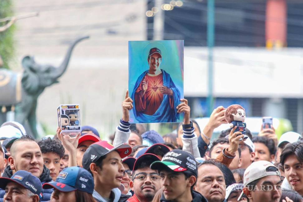 $!Los aficionados se pusieron al exterior del recinto de la CDMX con pósters y carteles creativos en torno al tapatío.