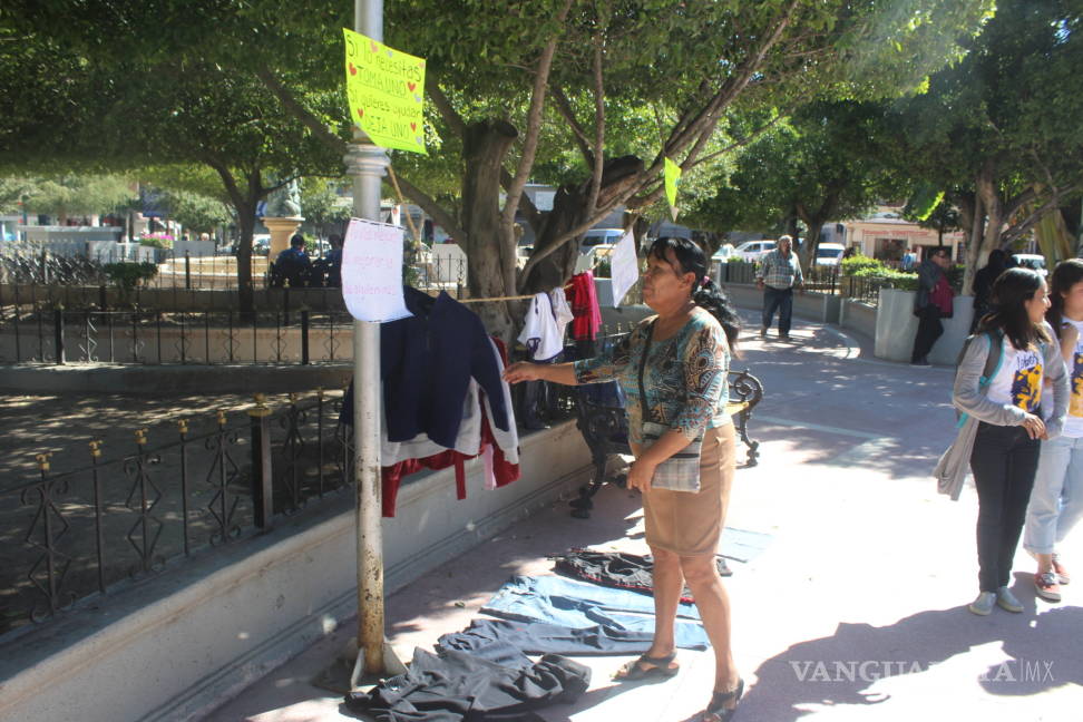 $!“Si lo necesitas, toma uno”, estudiantes de Torreón dejan prendas y comida para los más necesitados