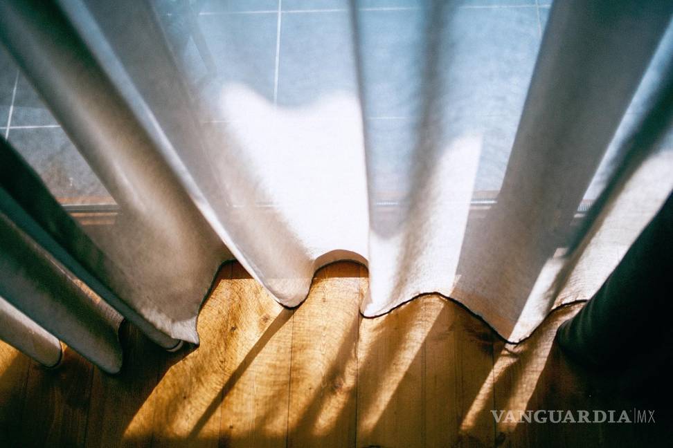 $!Las cortinas simbolizan el tenue velo que separa nuestra realidad cotidiana de los misterios del ‘más allá’. EFE/María Jesús Ribas