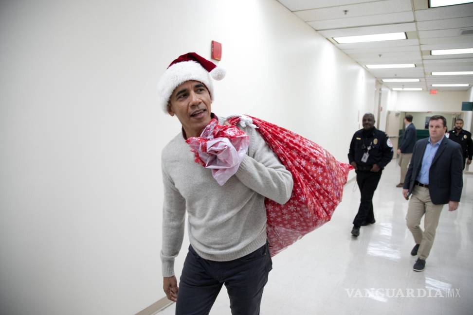 $!Barack Obama alegra el día a niños del hospital infantil Children's National Medical Center de Washington (Fotogalería)