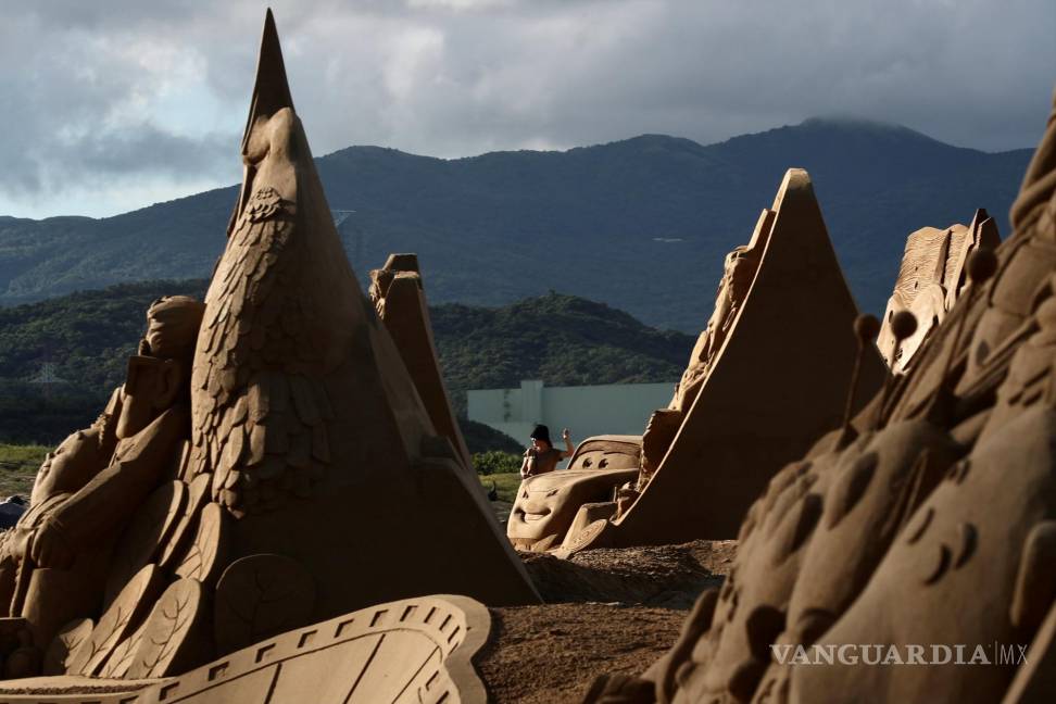 $!Una vista de la escultura de arena inspirada en la película PIXAR ‘Cars’ en la ciudad de New Taipei, Taiwán. EFE/EPA/Ritchie B. Tongo