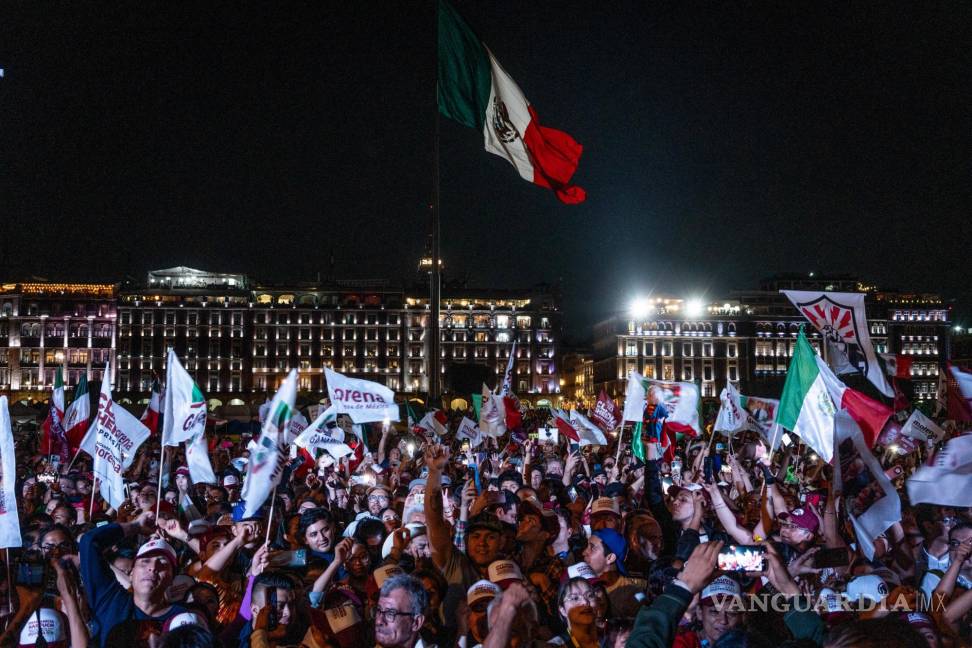 $!Partidarios de Claudia Sheinbaum, científica climática y ex alcaldesa de la Ciudad de México, en un evento la noche de las elecciones en la Ciudad de México.