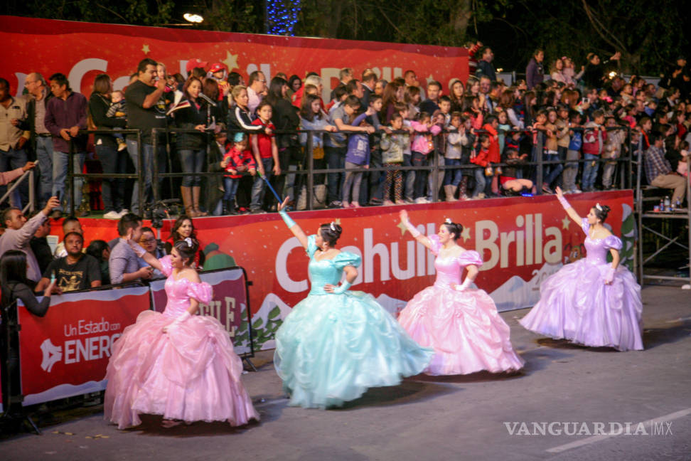 $!Saltillenses disfrutan del desfile navideño “Coahuila Brilla”