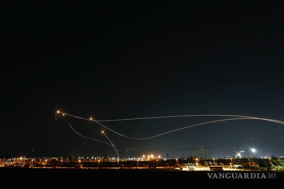 $!Una exposición prolongada del sistema de defensa aérea israelí Cúpula de Hierro interceptando un cohete disparado desde la Franja de Gaza.