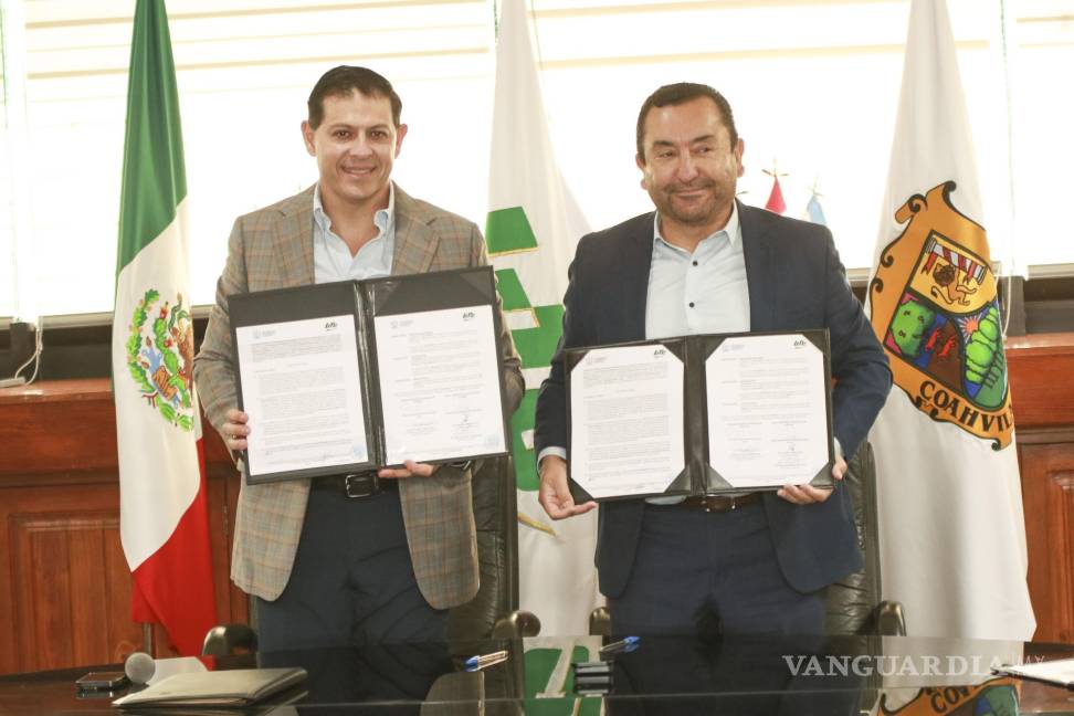 $!Los rectores Octavio Pimentel, de la UAdeC, y Sergio Alberto Guadarrama, de la UTC, signaron el convenio.