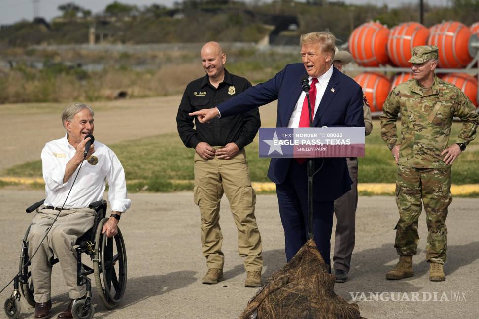 $!En un recorrido por el parque Shelby, en Eagle Pass, el expresidente Donald Trump reconoció la política migratoria del gobernador de Texas, Greg Abbott.