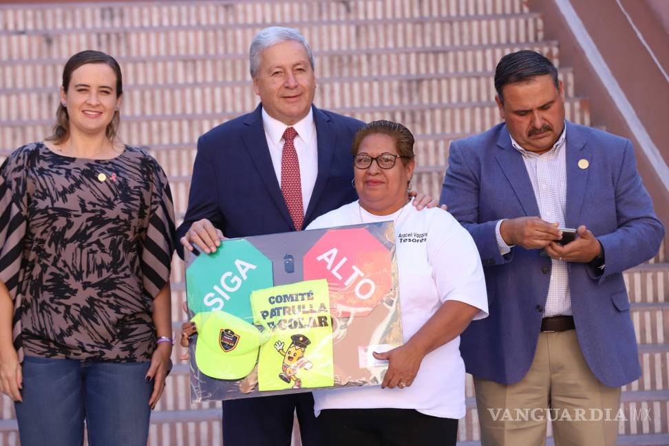 $!El alcalde José María Fraustro entregó kits de seguridad a los representantes de los comités de padres de familia en la Escuela Coahuila, facilitando la labor de las patrullas escolares.