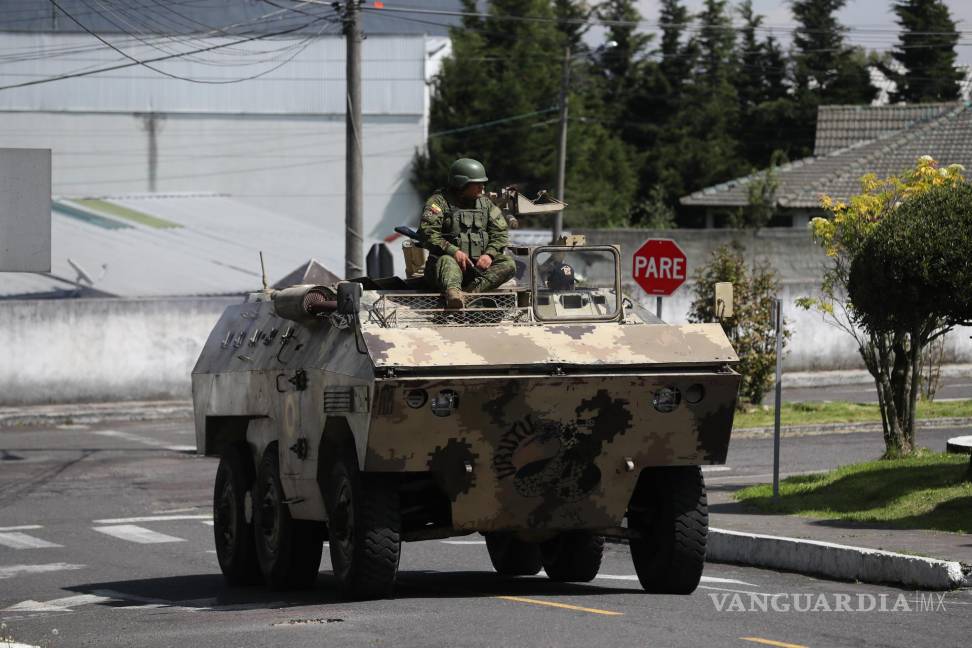 $!Soldados ecuatorianos a bordo de un vehículo blindado patrullan hoy, en el sector de Carapungo, en Quito, Ecuador.