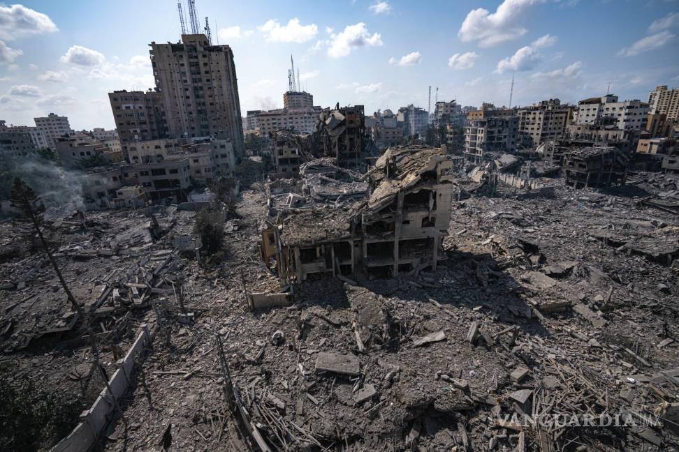 $!Escombros en un vecindario en la Ciudad de Gaza que fue objeto de un ataque aéreo israelí, el martes 10 de octubre de 2023.