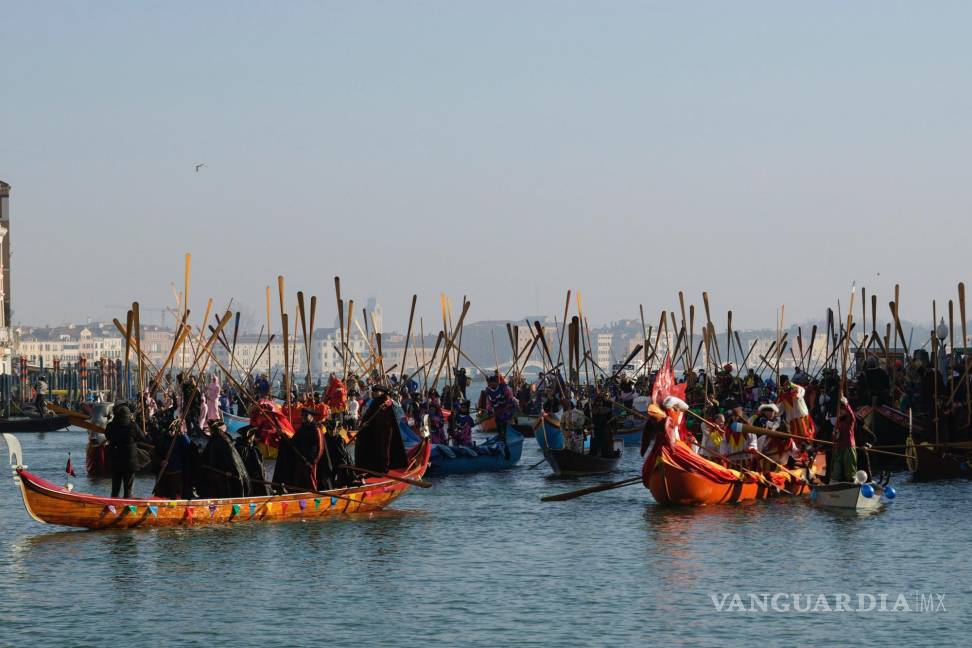 $!Embarcaciones participan en el tradicional desfile en góndola del Carnaval de Venecia, Italia, el 28 de enero de 2024.