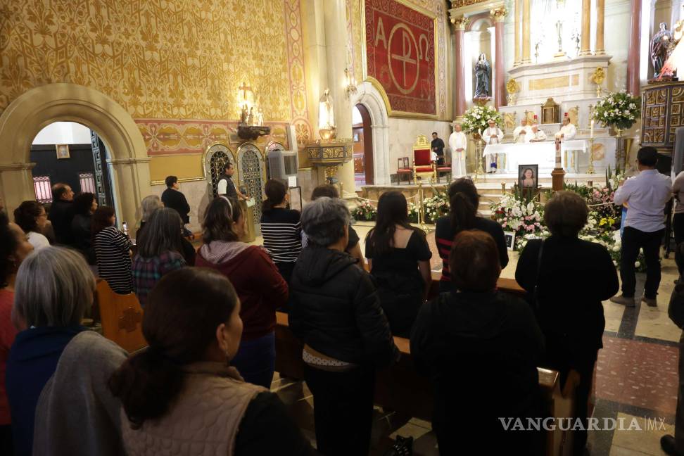 $!La ceremonia reunió a familiares, amigos y colectivos como Fuundec-Fundem, que rindieron homenaje a su trayectoria en favor de las víctimas de desaparición en Coahuila.