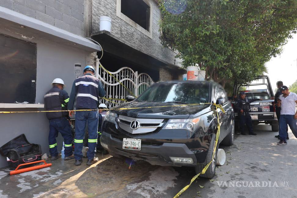 $!Autoridades resguardan el acceso a la casa, mientras se espera el informe oficial del siniestro.