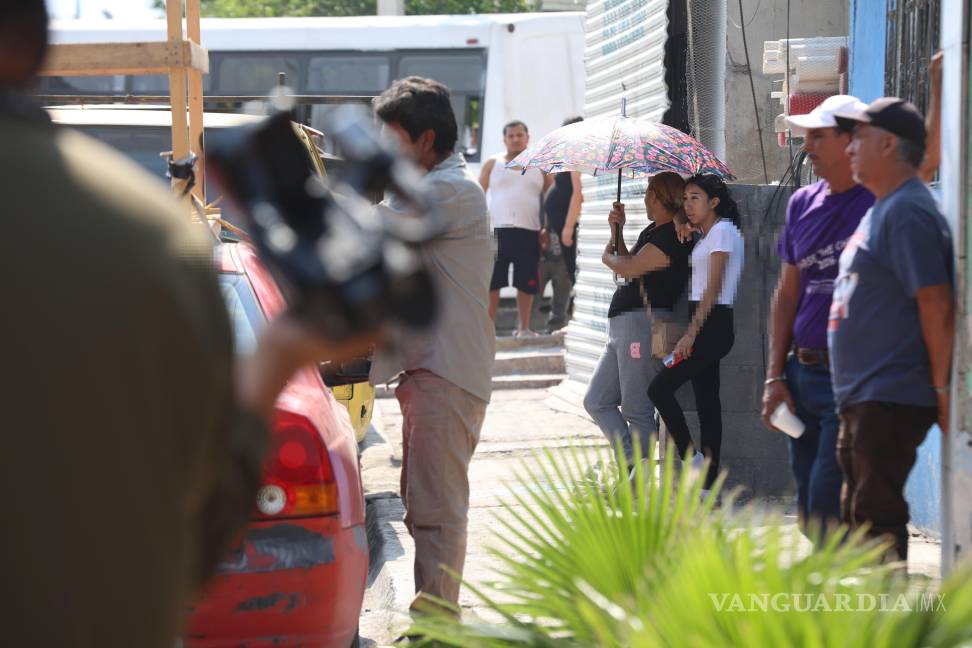 $!Vecinos observan conmovidos la vivienda destruida por el incendio en la colonia Nueva Tlaxcala, en Saltillo.