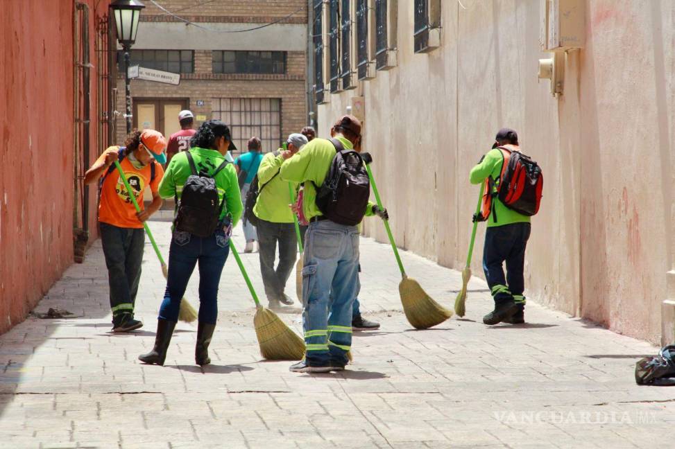 $!La jornada de limpieza también incluyó el callejón Santos Rojo.