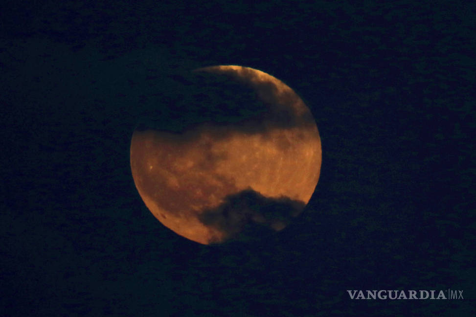 $!La Luna se tiñe de rojo, durante su eclipse más largo del siglo