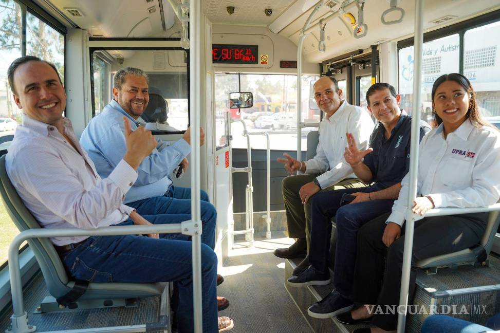 $!El gobernador Manolo Jiménez, el alcalde Tomás Gutiérrez, el diputado federal Jericó Abramo, el rector de al UAdeC, Octavio Pimentel y la rectora de la UPRA, Alma Aleida López Barrón, estrenaron la nueva ruta de transporte.