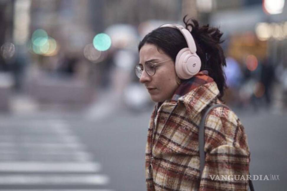 $!Una mujer camina usando sus auriculares el martes 17 de enero de 2023 en Nueva York.