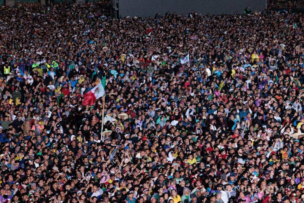 $!Andrés Manuel López Obrador, Presidente de México, y su esposa Beatriz Gutiérrez Müller, encabezaron el 6to y último Grito de la Independencia en el Zócalo. Los acompañaron Claudia Sheinbaum, Presidenta Electa de México.