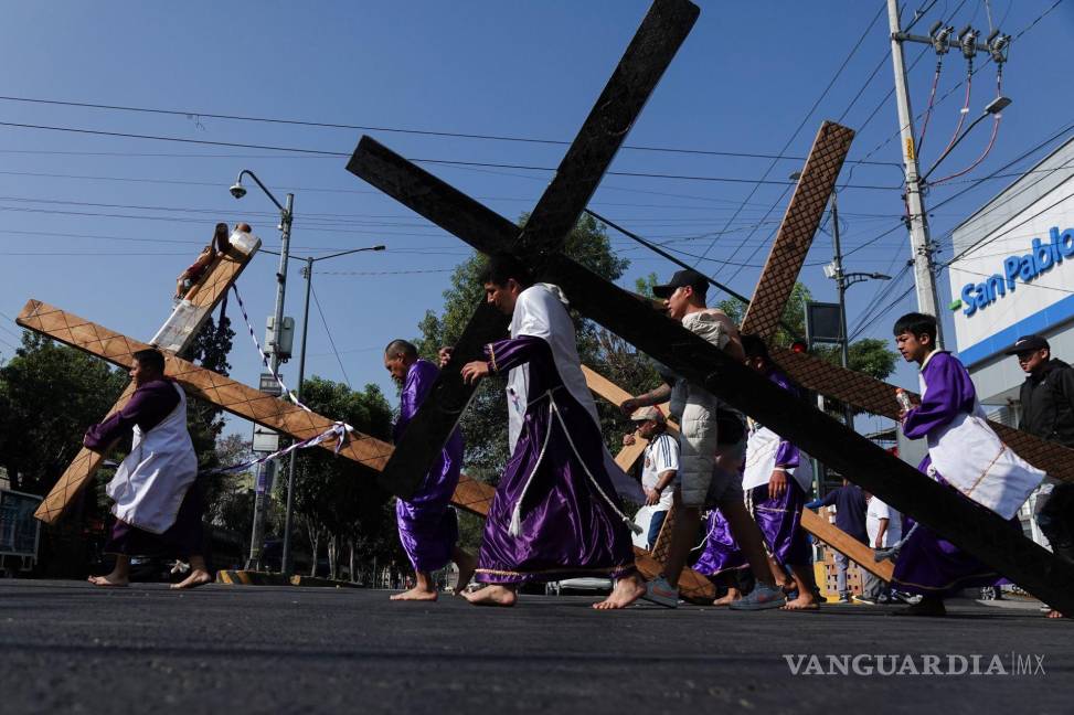 $!Miles de nazarenos salieron desde las primeras horas del día para recorrer los ocho barrios de la alcaldía Iztapalapa.