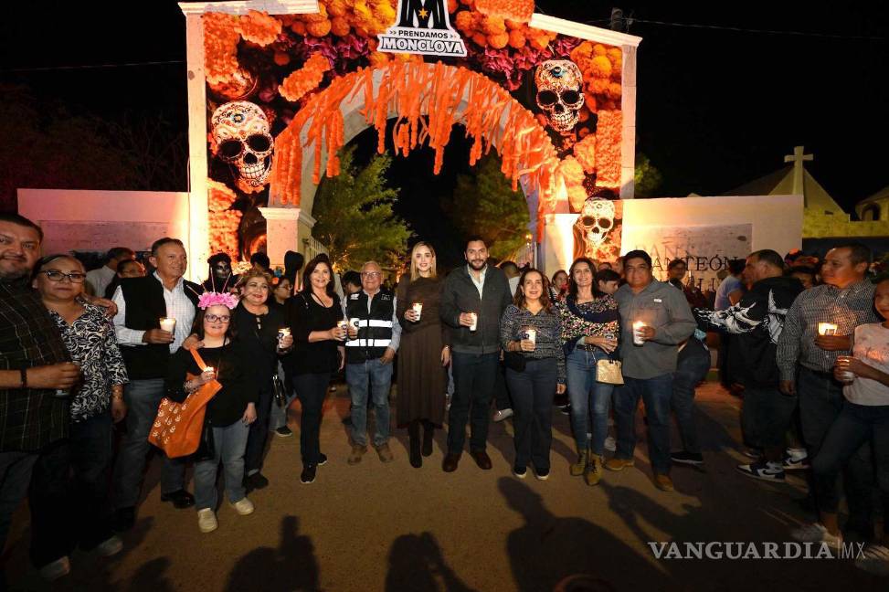 $!Familias y autoridades monclovenses encendieron velas en el Panteón Municipal Guadalupe durante la tradicional “Alumbrada”.