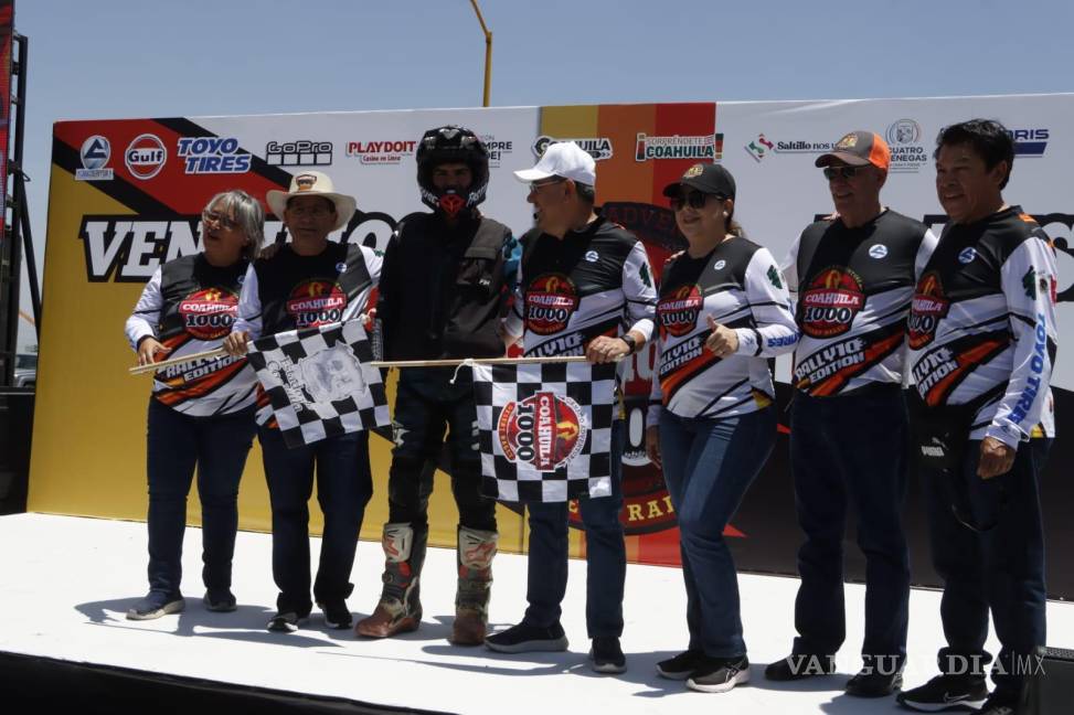 $!Mauricio recibió una medalla de participación de las autoridades locales tras su travesía por el desierto coahuilense.