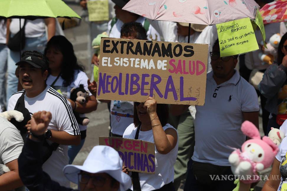 $!Asistentes a la marcha Queremos Medicinas, llevaron cárteles donde pedían el regreso del sistema de salud de sexenios anteriores. | Foto: Cuartoscuro
