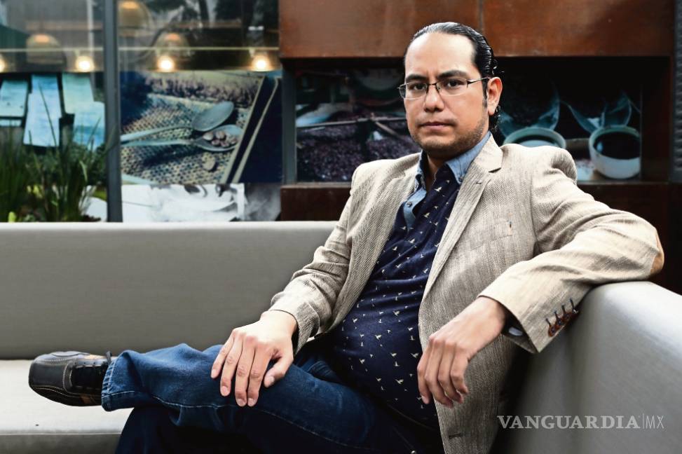 Luis Jorge Boone presenta su libro de poemas “Bisonte mantra”