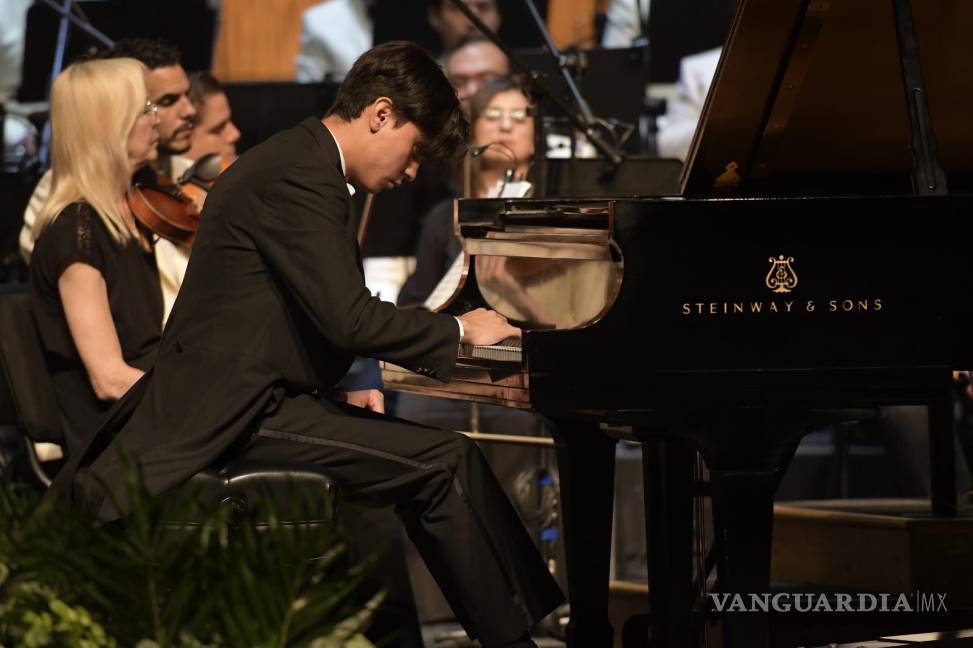 $!El joven pianista veracruzano Elías Manzo fue el solista invitado de la noche.