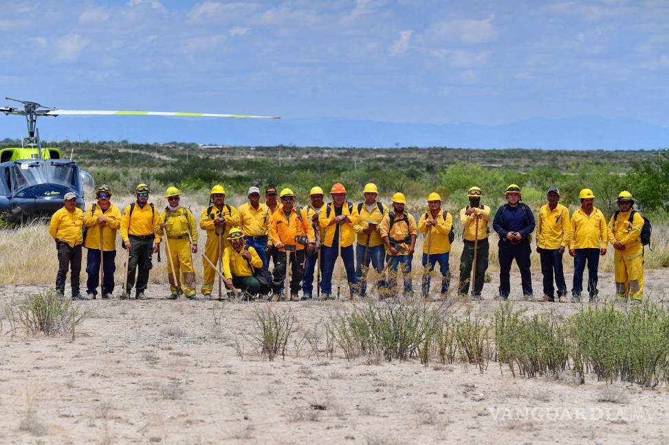 $!Brigadistas avanzan entre terreno agreste para combatir el fuego en el cerro La Gloria.