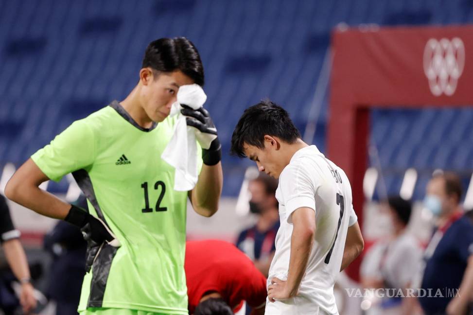 $!El extremo japonés Takefusa Kubo (d) se lamenta tras perder ante México en el encuentro por la medalla de bronce durante los Juegos Olímpicos 2020. EFE