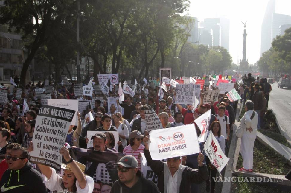 $!Marchan universitarios y sociedad civil contra gasolinazo en la CDMX