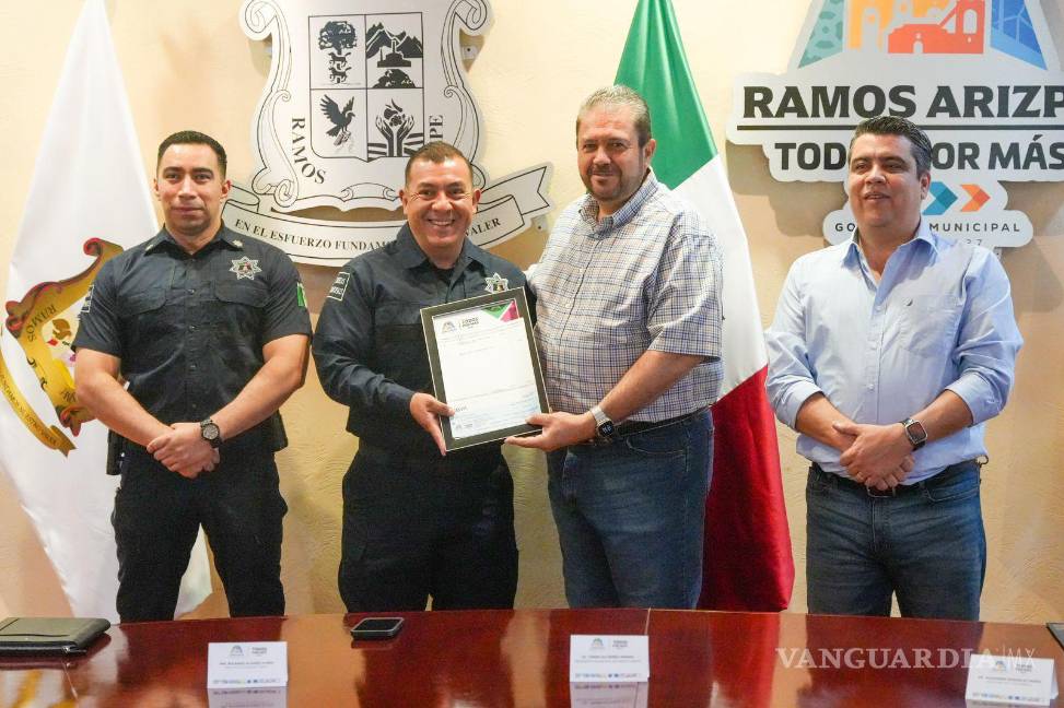 $!El alcalde Tomás Gutiérrez Merino entrega reconocimiento a Elmer Didier Velázquez Rojas como Policía del Mes de mayo, destacando su conducta ejemplar.