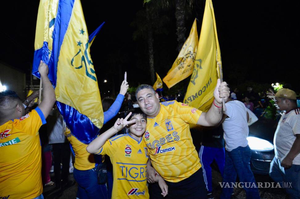 Saltillo saca las garras: aficionados de Tigres celebran en la Alameda