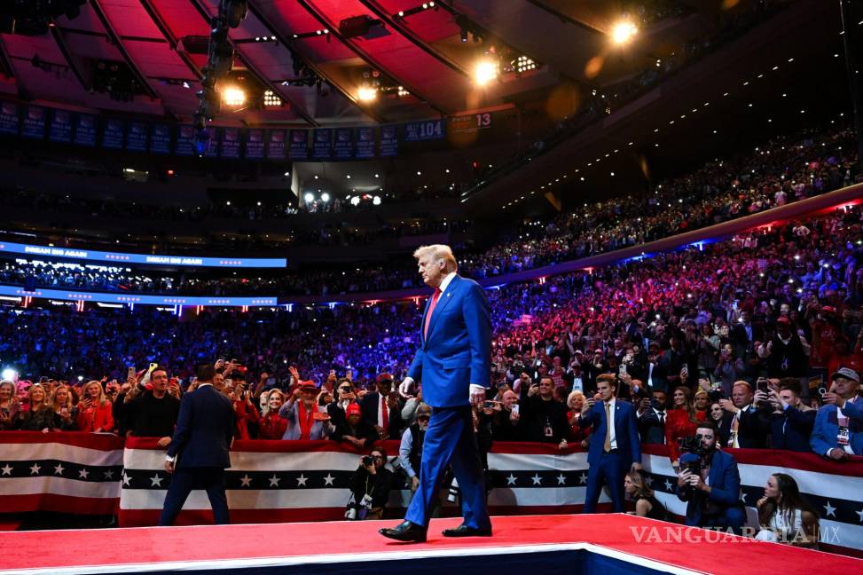 $!El expresidente Donald Trump caminando hacia el escenario durante su mitin de campaña en el Madison Square Garden de Nueva York, el domingo.