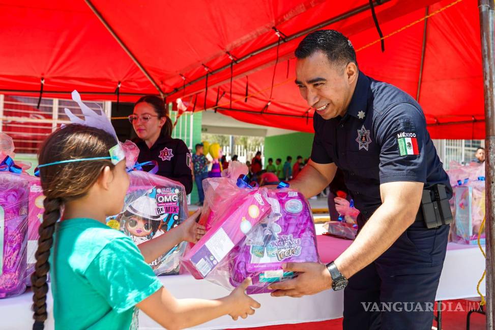 Policías de Ramos Arizpe celebran el Día del Niño con 250 menores del ejido Paredón