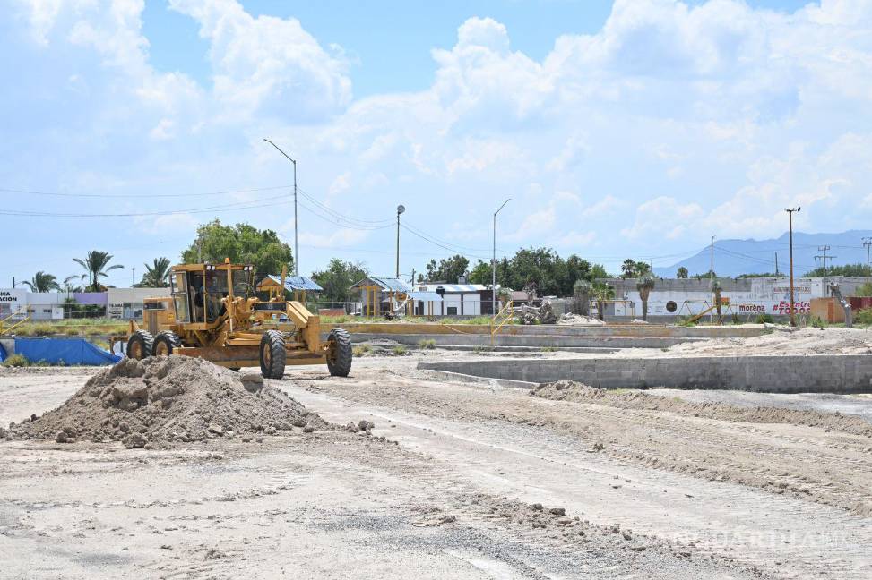 $!Cuadrillas de Obras Públicas afinan detalles en la instalación de rejillas y nivelación de canchas del CEFARE.