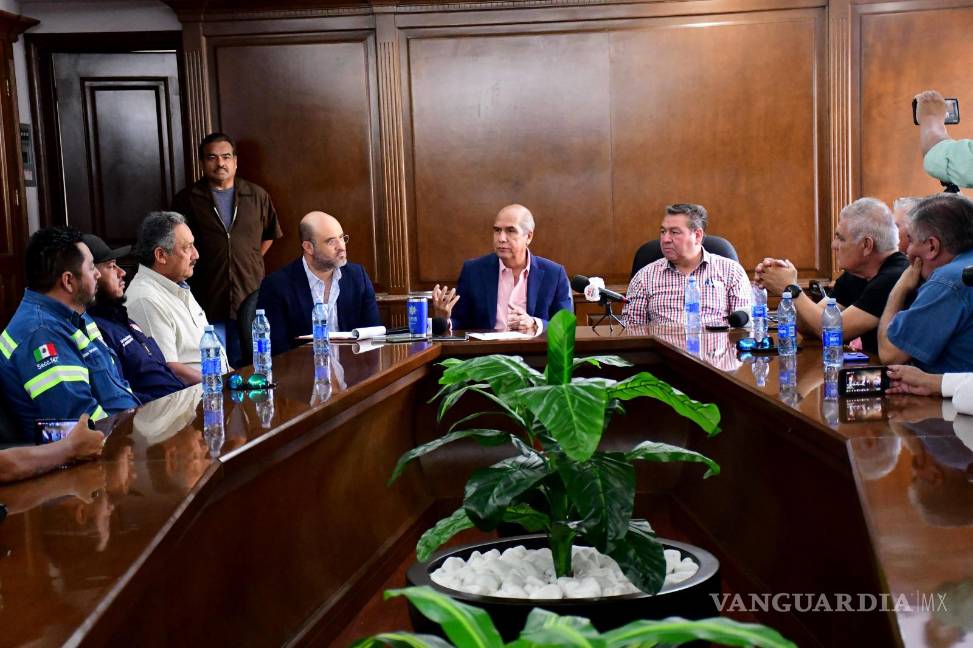 Continúan protestas de obreros de AHMSA; ahora en la Plaza Principal de Monclova