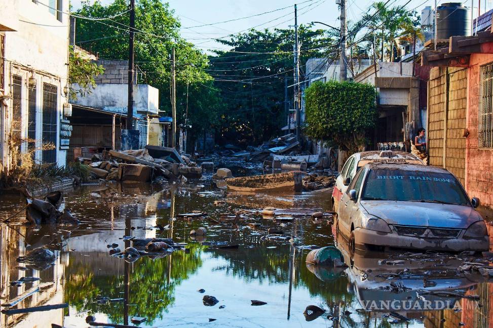 $!Vista de una cómo quedó una calle de la Colonia Floresta tras la inundación después de que el río Cazones en Poza Rica se despordara.