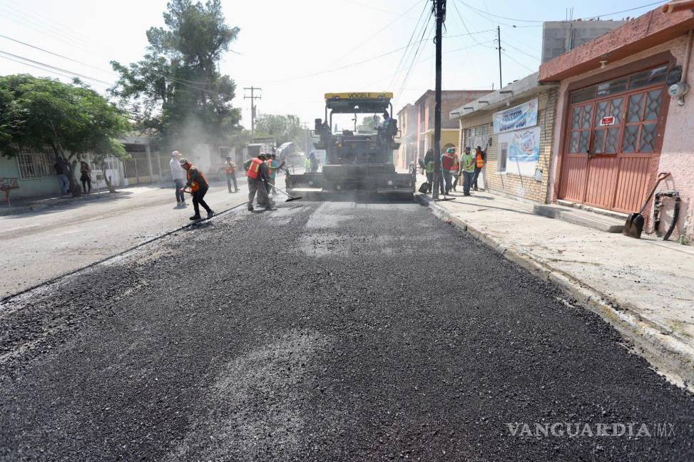 $!El recarpeteo en diversos sectores de Saltillo se está llevando a cabo.