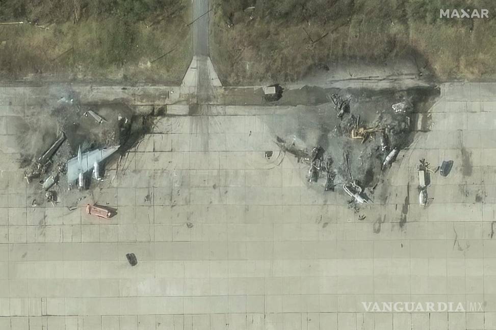 $!Una imagen satelital que muestra aviones Tupolev Tu-95 destruidos después de una serie de ataques con drones ucranianos en la base aérea Olenya en Rusia.