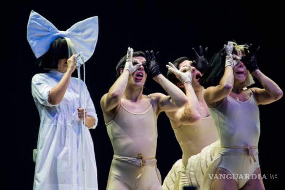 Sia se pone las pinturas de guerra en su nuevo tema, "The Greatest"