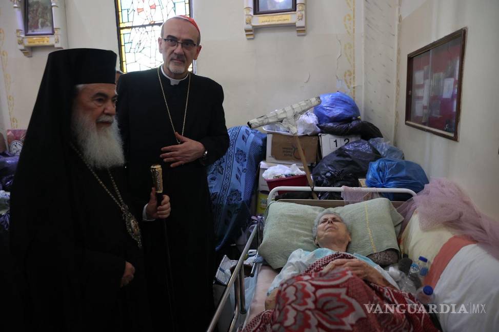 $!El Patriarca latino de Jerusalén, cardenal Pierbattista Pizzaballa, y el Patriarca greco-ortodoxo de Jerusalén, Teófilo III (i), ayudan a la población civil tras el ataque de Israel a la única iglesia católica de la Franja.