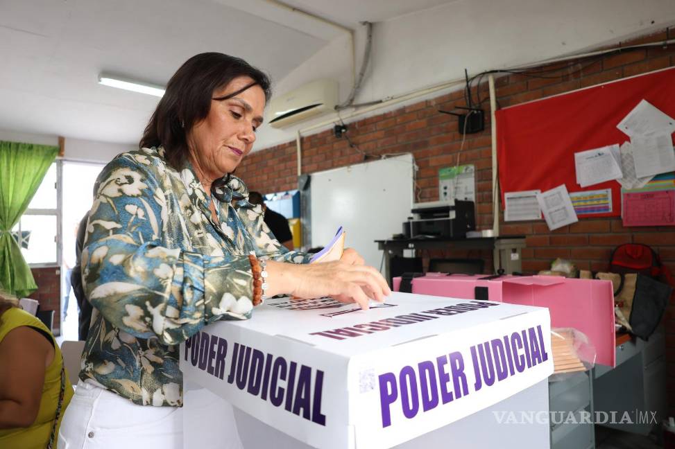 $!Liliana Salinas, madre del gobernador Manolo Jiménez, votó en la elección judicial y reconoció la complejidad de las boletas, pero destacó la importancia de cumplir con el deber ciudadano y apoyar el proceso.