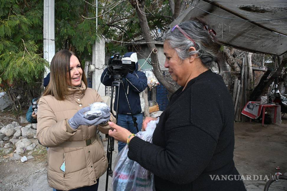 $!Sara Irma Pérez encabezó recorridos para constatar la atención a la población ante el frío.