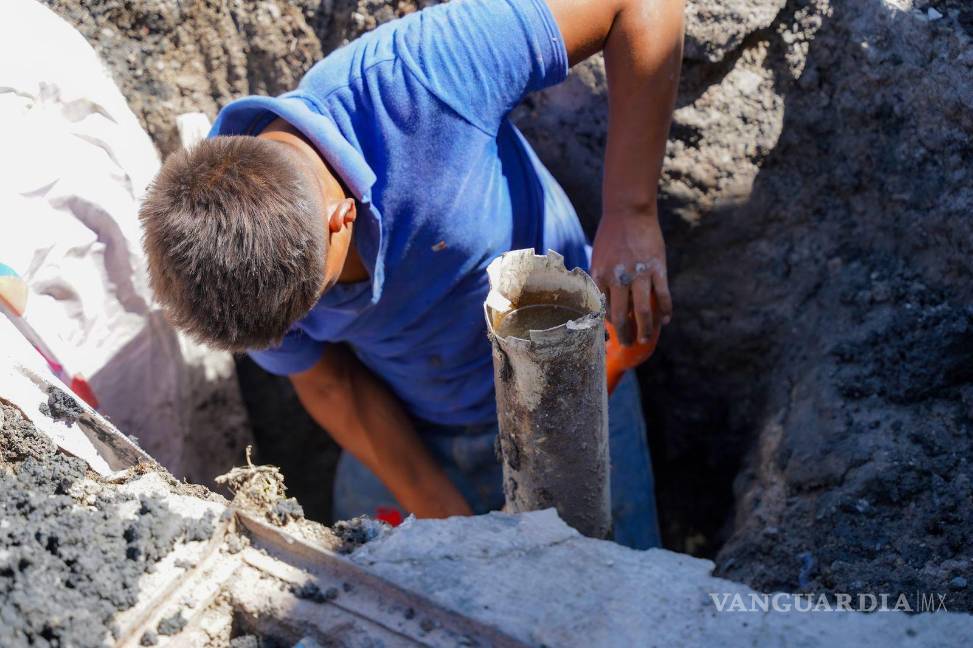 $!Cuadrillas de EMAS realizan intervención en descarga sanitaria en el fraccionamiento La Estación.